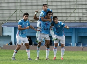 Pintura de gol y fe atunera: Manta FC vence a Técnico Universitario con genialidad de golazo olímpico de Vergés