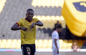 Un mimado de Rescalvo DESATÓ LA LOCURA en Barcelona: Jhonny Quiñónez y un BOMBAZO que APAGÓ a Libertad FC