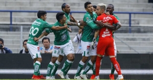 ¡Separaron a Angelito para que no se pelee con el arquero de Pumas! (VIDEO)