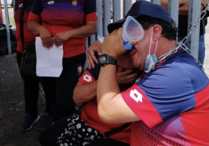 ¡Trabajadoras de la 3era Edad se descompensan pero no les responde Lucía Vallecilla! (VIDEO)