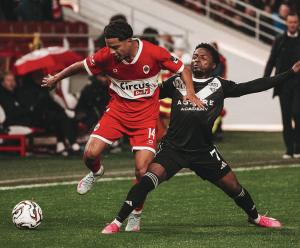 ¡QUÉ BONITO EN VERLO EN CANCHA! Anthony Valencia da otro paso en su regreso con el Royal Antwerp