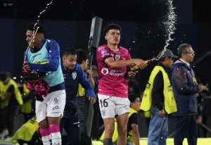 Ronald Briones, que llegó a mitad de temporada, celebra con todo el título que tanto deseaba para IDV