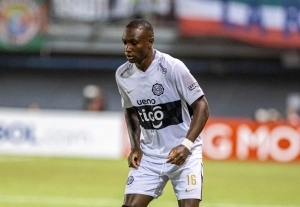 Dueño del carril: Aníbal Chalá recibió la confianza por la banda y Olimpia debutó con pie derecho