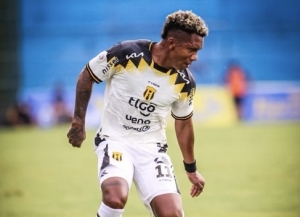 John Sánchez y Guaraní sacaron un buen resultado para seguir con vida en la Libertadores