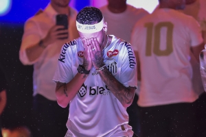 Neymar se emociona hasta las lágrimas en su regreso al Santos