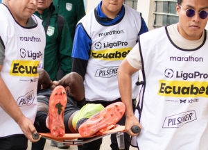 La cancha del Reina del Cisne ERA UN CHANCHERO y Orense PROTESTA porque les costó una grave lesión