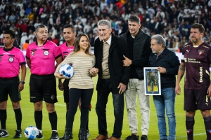 IMPOSIBLE NO LLORAR: Edgardo Bauza REAPARECIÓ para ser homenajeado por Liga