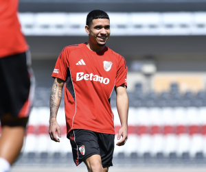 Diego Martínez avala a Kendry Páez: El talento ecuatoriano se prepara para dar el salto a River como refuerzo clave