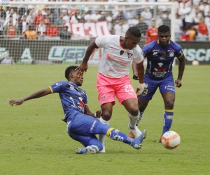 ¿Ganó el balón o fue planchazo del Capitán Amazónico? (VIDEO)