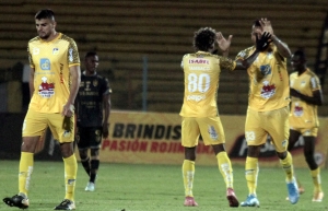 Delfín se mete en las peleas por las copas (RESUMEN)