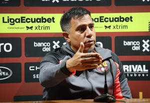 ¡Momento de tensión en rueda de prensa para César Farías! Casi le sacan la espinita al DT de Barcelona