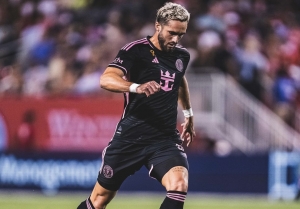 ¡Leo Campana recibió un Premio Especial por su Heroico Doblete para llegar a 10 goles en la MLS!
