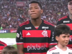 ¡Gonzalo Plata sorprendió a niños del barrio donde creció en Guayaquil y se armó una Locura! (VIDEO)