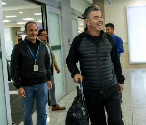 YA LLEGÓ: Marcelo Gallardo aterrizó en Quito para dirigir a La Tri y Francisco Egas lo recibió