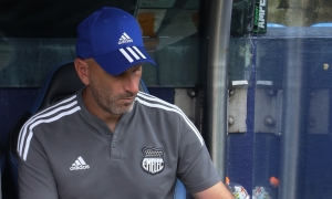 ¡Hinchas arrojaron botellas contra Rondelli y jugadores de Emelec!