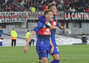 Los paraguas cerraron mejor la noche (RESUMEN)