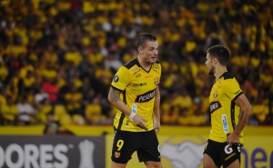 ¡HISTÓRICO Y HUMILLANTE! Universitario vence por primera vez a Barcelona en el Monumental gracias a la genialidad de Jairo Vélez