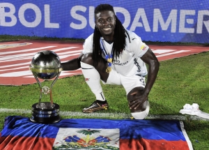 De vivir en la calle, a ser Campeón con LDU y llevar a Haití al Mundial… ¡La Historia de Película de Adé!