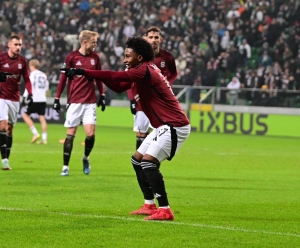 ¡Bomba a tres dedos! Angelo Preciado le dio tres puntos al Sparta Praga con un golazo por la Conference League