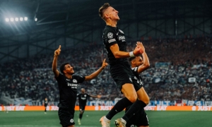 Eintracht Frankfurt le muestra al Olympique Marsella que no se gana con nombres (RESUMEN)