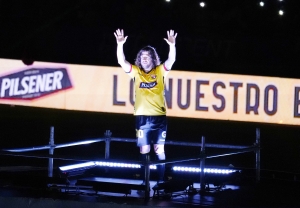 MOMENTO SÚBLIME de la hinchada de Barcelona para hacerle sentir en su segunda casa a Carles Puyol