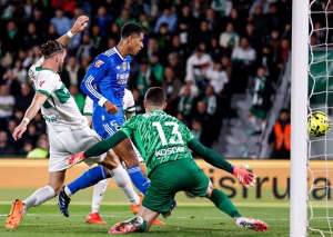 ¡Se pone al rojo vivo La Liga! Real Madrid lidera por apenas un punto sobre el Barcelona