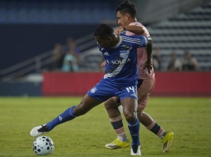 ¡Emelec se repuso a una polémica arbitral, vence a Orense y sigue en pelea por la Etapa! (RESUMEN)