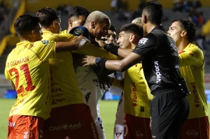 Braian Oyola rompe el silencio sobre Deyverson y el cruce en el Superclásico: “Nos dimos la mano y queda ahí”