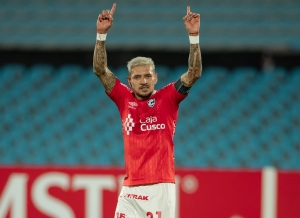 Autoridad tricolor: Carlos Garcés fue el salvador de la noche para Cienciano en la Sudamericana