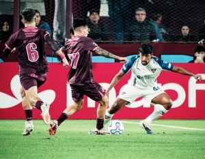 Pesadilla en la Fortaleza: Liga lucha, pero vuelve a morder el polvo ante Lanús en Libertadores