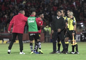 “Se ve claro en el video lo que le dice el árbitro” (VIDEO)