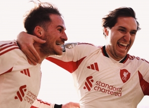 ¡Vuelven a soñar! Liverpool consigue un triunfo sobre la hora y mantiene vivas sus opciones de jugar la próxima Champions