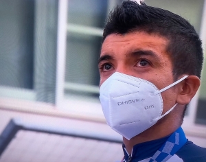 ¡Richard Carapaz no pudo contener las lágrimas al escuchar el Himno! (VIDEO)