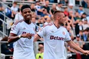 Obra de arte aparte de John Mercado en Chequia para guiar la victoria con goleada del Sparta Praga