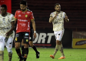 ¿Esto el digno de un equipo de Serie A? Jean Carlos Blanco denuncia otra vez que Técnico Universitario lo tontea