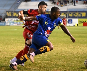 El Manta FC fue y fue, pero el Delfín SC los gabeló en la agonía del Clásico Mantense