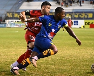 El Manta FC fue y fue, pero el Delfín SC los gabeló en la agonía del Clásico Mantense
