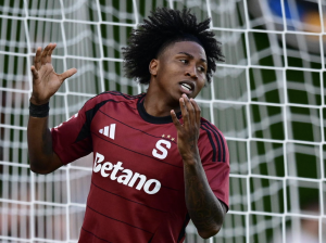 HABÍA RUMORES DE LESIÓN... PERO NO: John Mercado y Angelo Preciado JUGARON con Sparta Praga