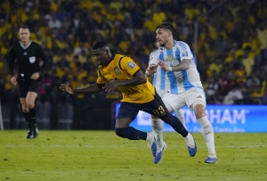 ¡Beccacece cuenta CÓMO REACCIONÓ Moisés Caicedo en el vestuario por la Roja contra Argentina!