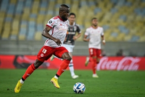 ¡Énnerman controló de pecho y la clavó en un ángulo con el Fenerbahce!