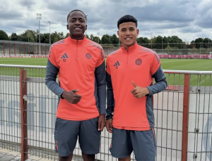 ¡YA APRENDEN EL MIA SAN MIA! Juveniles de Aucas ya posan en la casa del Bayern Múnich