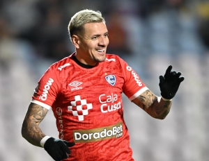 ¡UN HITO QUE PASARÁ A LA HISTORIA! Carlos Garcés iguala el récord de máximo goleador ecuatoriano en Perú