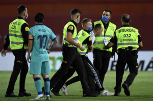 Lo insólito pasó en un partido a puerta cerrada (VIDEO)