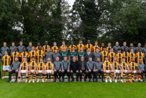Óscar Zambrano forma parte de sus planes y posa en la foto oficial del Hull City para esta temporada