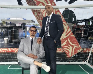 ¡Están intactos para jugar! Zlatan y Thierry Henry jugaron con música clásica en un set de TV
