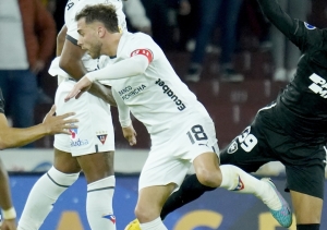 ¿Se le escapó una mano al árbitro en el primer gol que le convirtió Delfín a LDU? (VIDEO)
