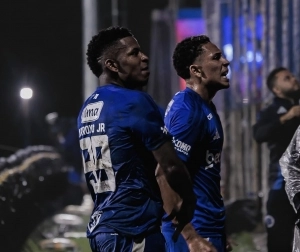 ¡Un golpe devastador! Keny Arroyo abandona el campo entre lágrimas tras una lesión que sacudió a Cruzeiro