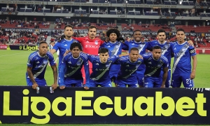Entre cruces y tensión: Emelec vuelve a exponer su complicada situación durante su vuelo de regreso a Guayaquil