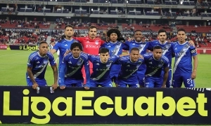 Entre cruces y tensión: Emelec vuelve a exponer su complicada situación durante su vuelo de regreso a Guayaquil