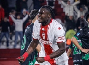 Jordy Caicedo anda suelto en Argentina y se vistió de héroe con su sello goleador para el triunfo de Huracán